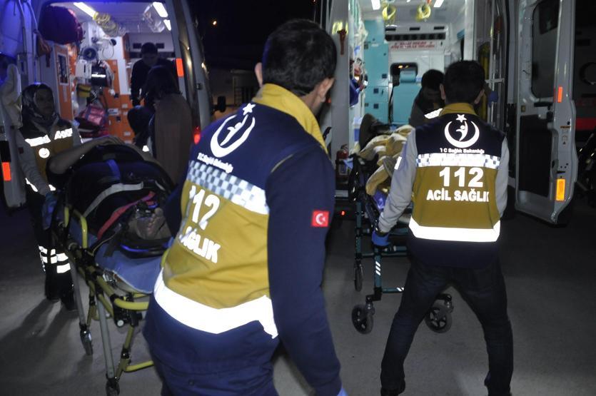 Yaralanan annesinin elini bir an olsun bırakmadı