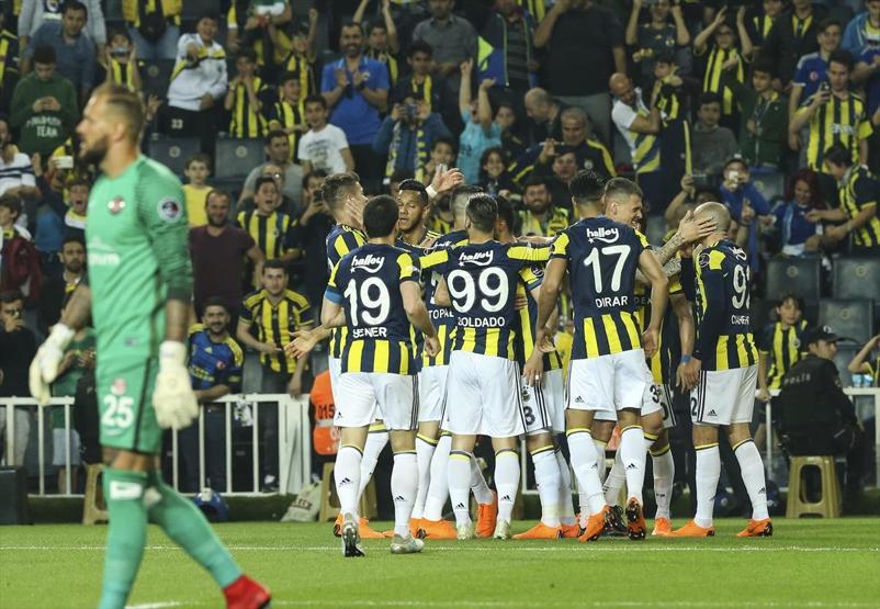Fenerbahçe kazandı, zirveden kopmadı