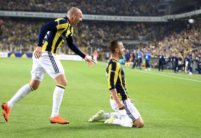 Fenerbahçe kazandı, zirveden kopmadı