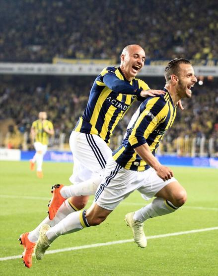 Fenerbahçe kazandı, zirveden kopmadı