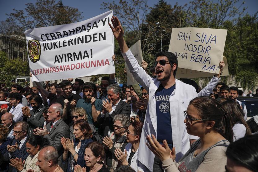 İstanbul Üniversitesinde bölünme protestosu