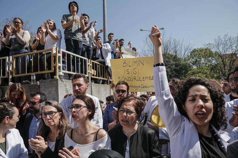 İstanbul Üniversitesinde bölünme protestosu