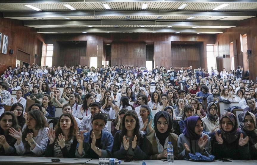 İstanbul Üniversitesinde bölünme protestosu