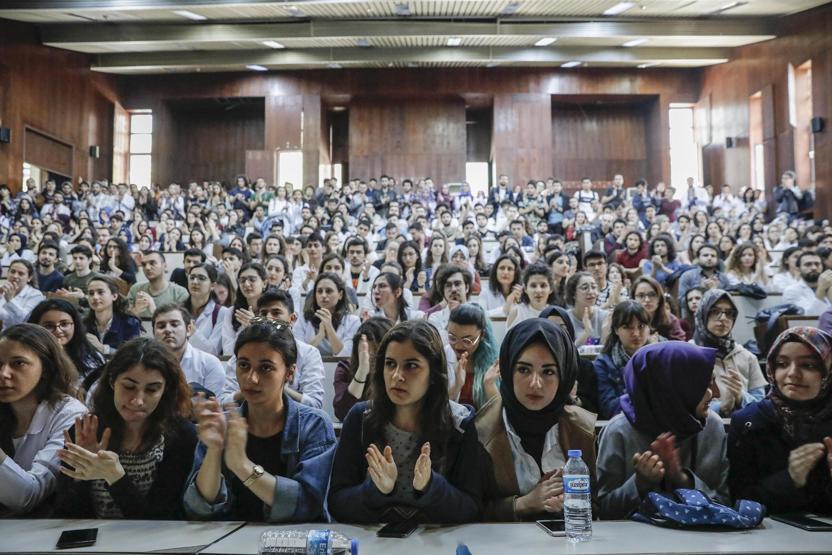 İstanbul Üniversitesinde bölünme protestosu
