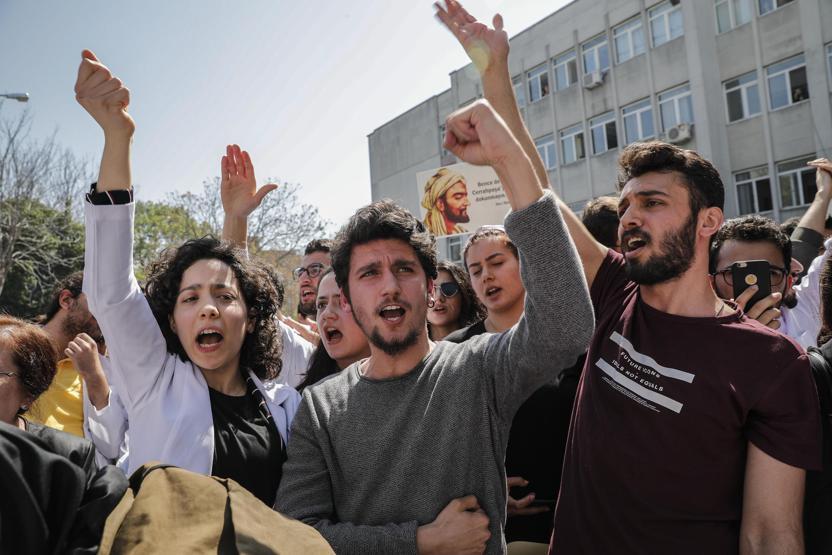 İstanbul Üniversitesinde bölünme protestosu