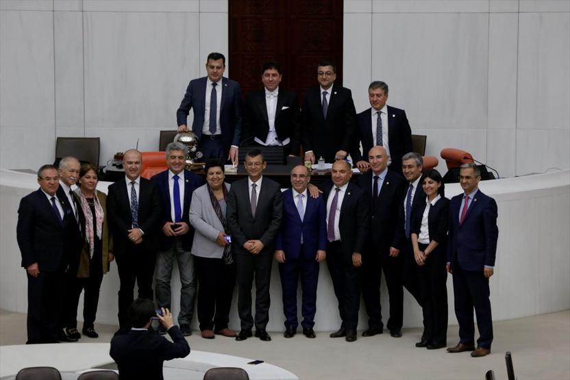 Uyum yasaları geçti vekiller hatıra fotoğrafı çektirdi