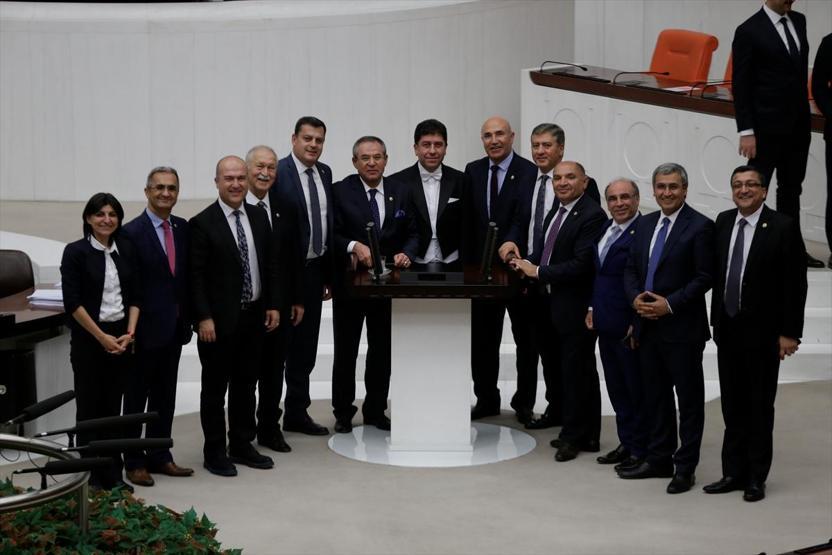 Uyum yasaları geçti vekiller hatıra fotoğrafı çektirdi