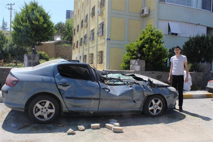 İzmirde akılalmaz olay Üzerine vinç düştü