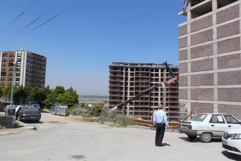 İzmirde akılalmaz olay Üzerine vinç düştü