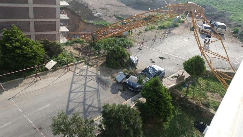 İzmirde akılalmaz olay Üzerine vinç düştü