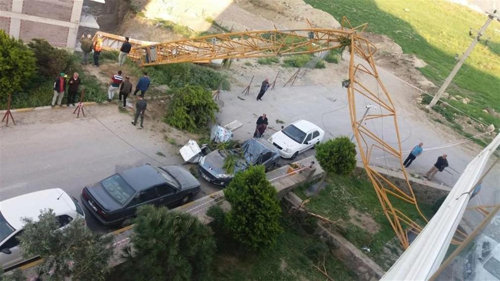 İzmirde akılalmaz olay Üzerine vinç düştü