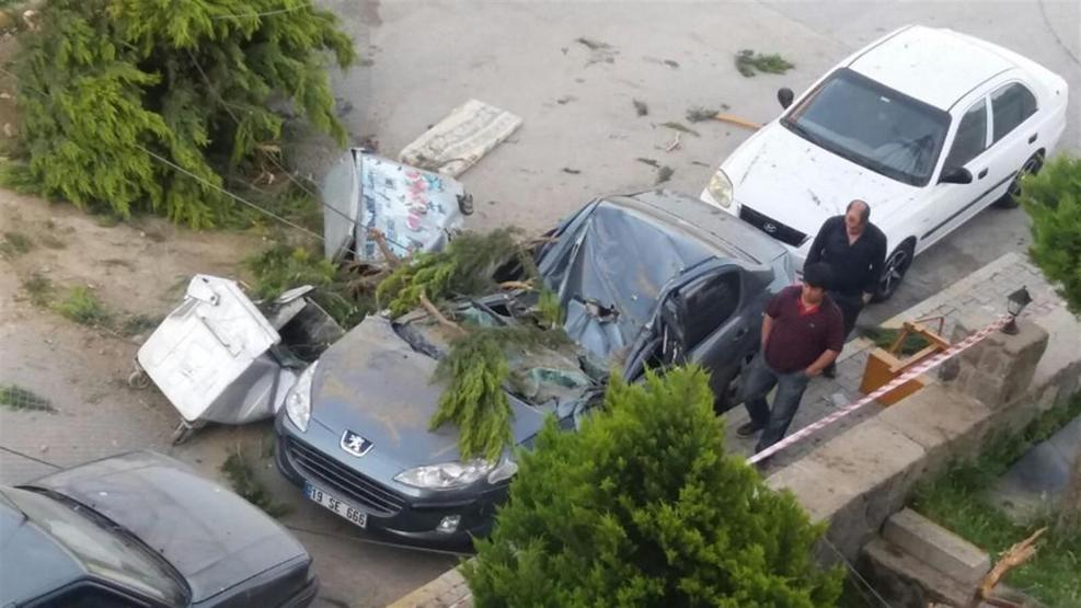 İzmirde akılalmaz olay Üzerine vinç düştü