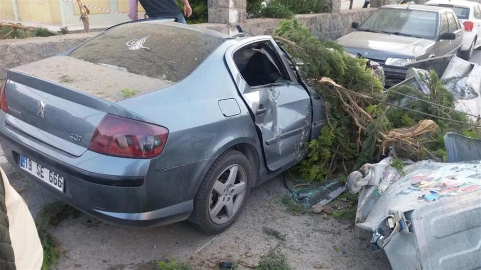 İzmirde akılalmaz olay Üzerine vinç düştü