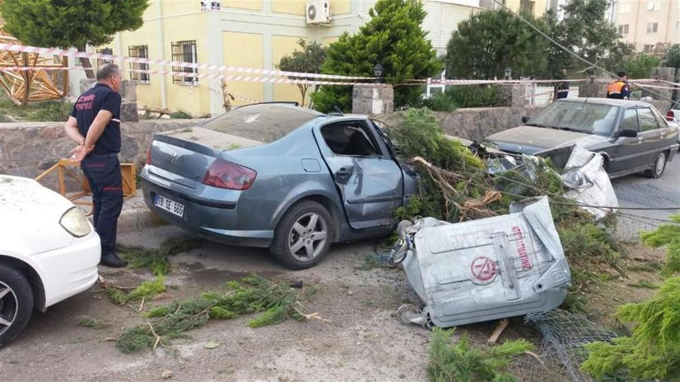 İzmirde akılalmaz olay Üzerine vinç düştü