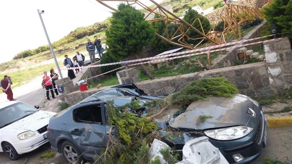 İzmirde akılalmaz olay Üzerine vinç düştü