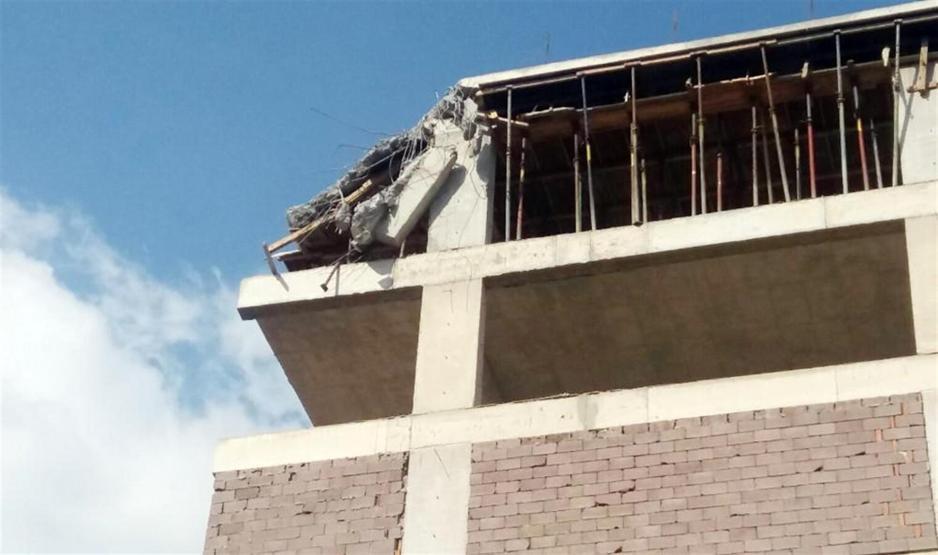 İzmirde akılalmaz olay Üzerine vinç düştü