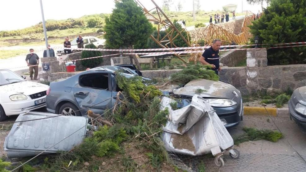 İzmirde akılalmaz olay Üzerine vinç düştü