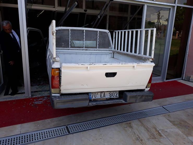 Kamyonetle hükümet konağına girdi; gözaltına alındı