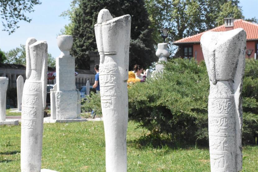 Yeniçerilerin mezar taşları restore edildi