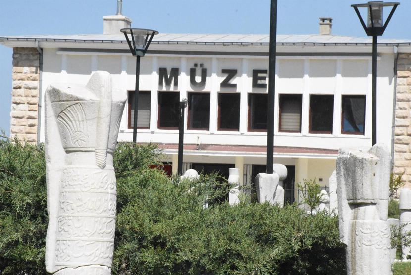Yeniçerilerin mezar taşları restore edildi