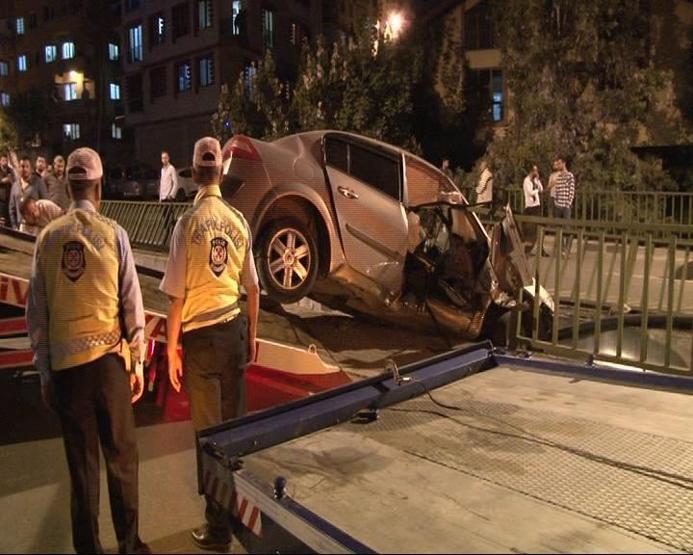 Otomobil 30 metrelik viyadükte asılı kaldı