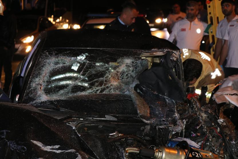 Tuzlada servis aracıyla otomobil kafa kafaya çarpıştı