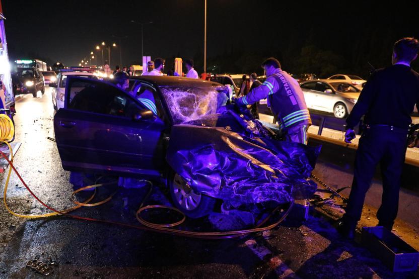 Tuzlada servis aracıyla otomobil kafa kafaya çarpıştı