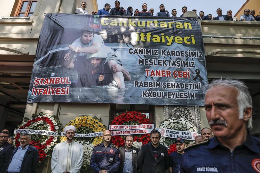 Kahraman itfaiyeci uğurlandı