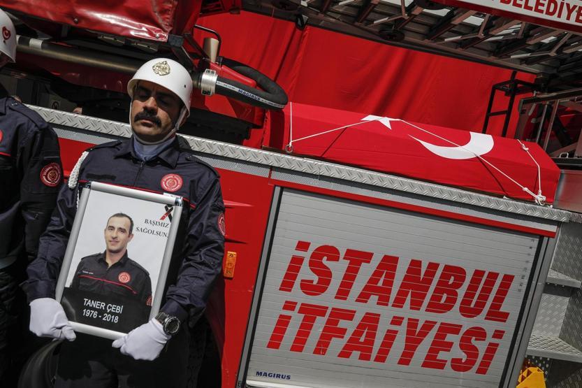 Kahraman itfaiyeci uğurlandı