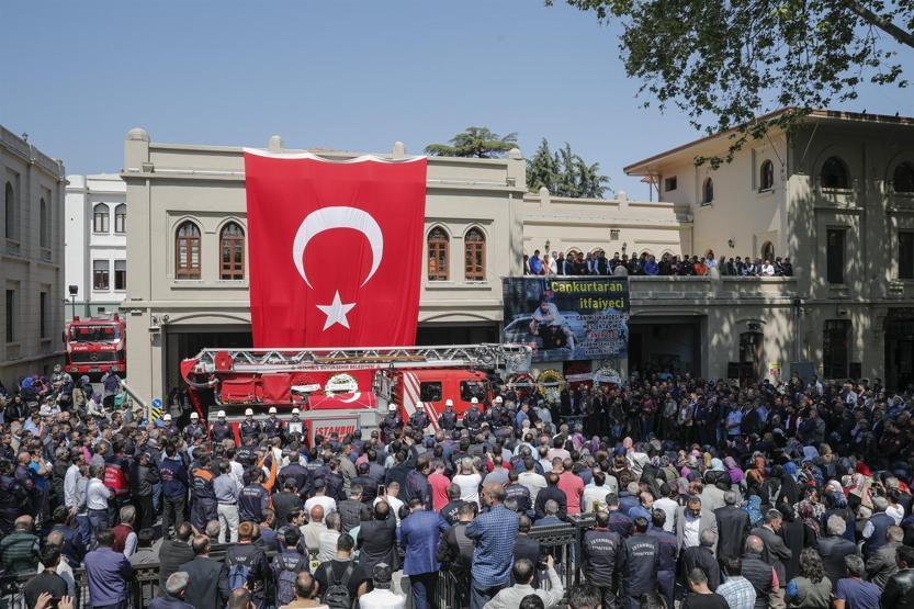 Kahraman itfaiyeci uğurlandı