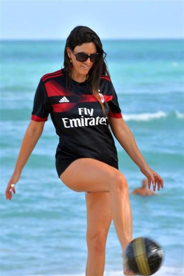 Claudia Romani Galatasaray forması giydi