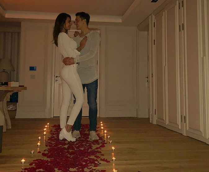 Mesut Özilden Amine Gülşeye hayatının sürprizi