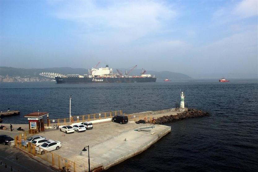Dünyanın en büyük inşaat gemisi Çanakkale Boğazı’nı da geçti
