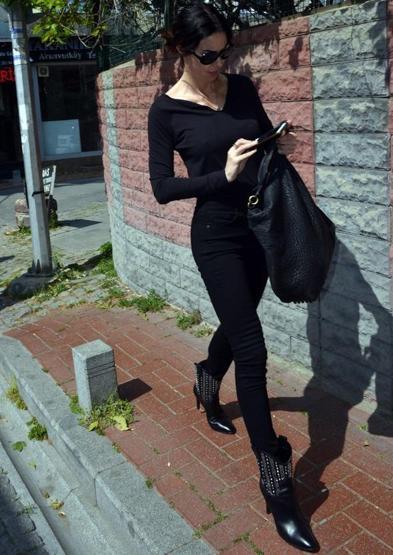 Defne Samyeli, Cem Yılmazın evinden çıkarken görüntülendi