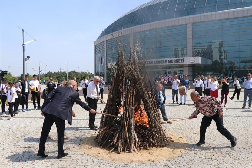 Üniversitede Kakava ateşi erken yandı