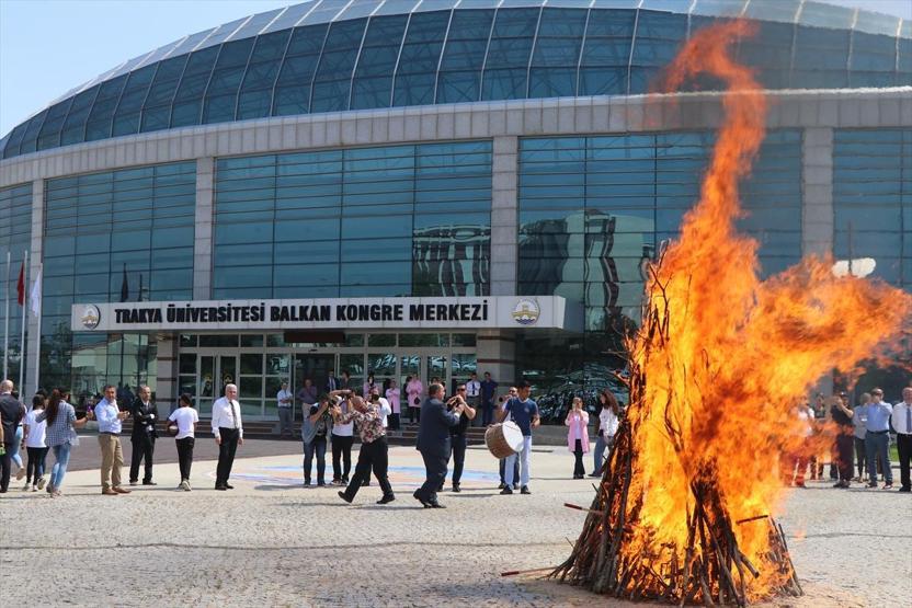 Üniversitede Kakava ateşi erken yandı