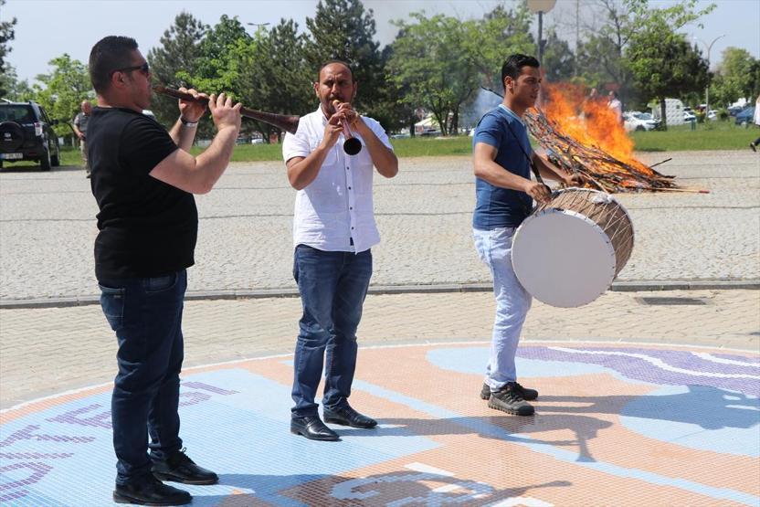 Üniversitede Kakava ateşi erken yandı