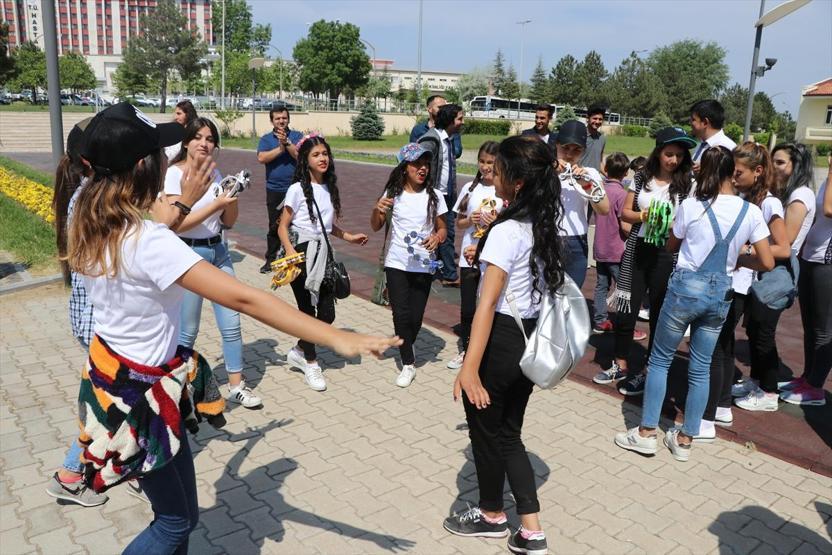 Üniversitede Kakava ateşi erken yandı