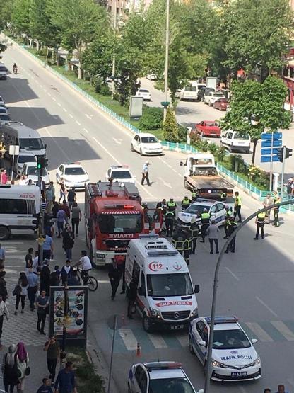 Bakan Eroğlunun konvoyunda korkutan kaza: 1 öğrenci ve 2 polis yaralı