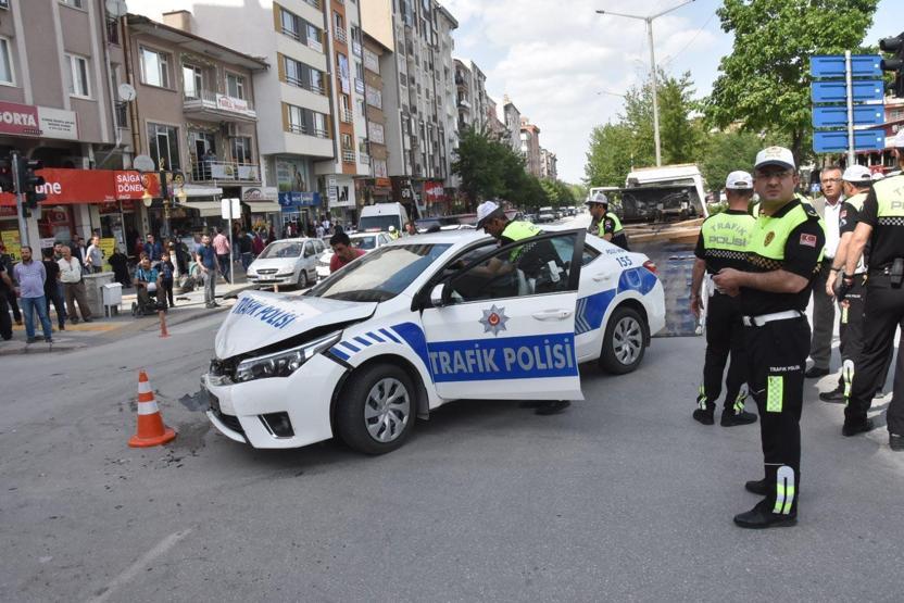 Bakan Eroğlunun konvoyunda korkutan kaza: 1 öğrenci ve 2 polis yaralı