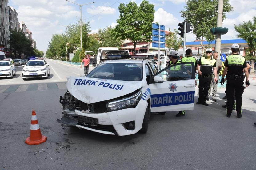 Bakan Eroğlunun konvoyunda korkutan kaza: 1 öğrenci ve 2 polis yaralı
