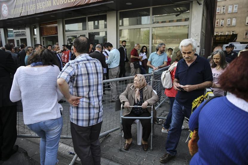 100 bin imza için akın ettiler