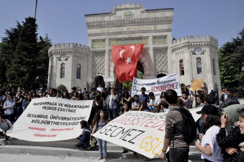 İstanbul Üniversitesinde bölünme protestosu