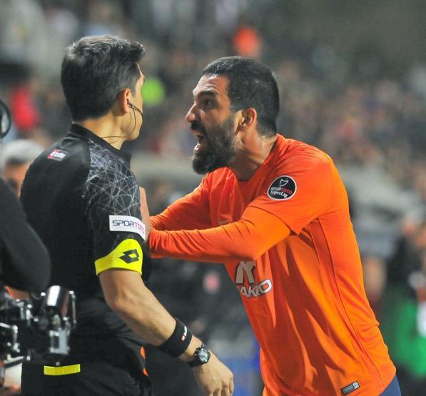 Arda Turan hakemin üzerine yürüdü, sosyal medya yıkıldı