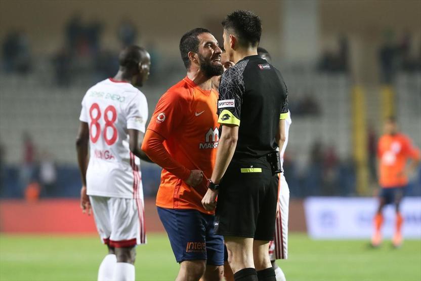 Arda Turan hakemin üzerine yürüdü, sosyal medya yıkıldı