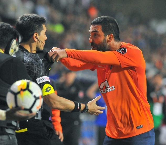 Arda Turan hakemin üzerine yürüdü, sosyal medya yıkıldı
