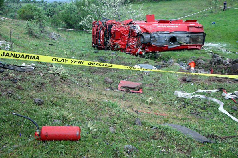 Yangına giden itfaiye aracı uçuruma yuvarlandı: 2 şehit