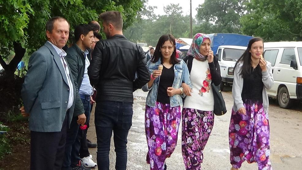 1 kilometrelik Aşıklar Sokağında volta atarak, kendilerine uygun eş adayı aradılar