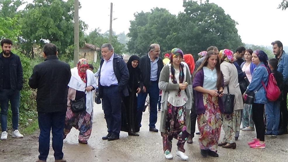 1 kilometrelik Aşıklar Sokağında volta atarak, kendilerine uygun eş adayı aradılar