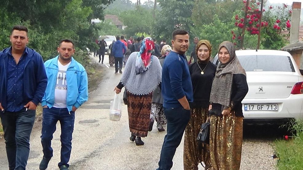 1 kilometrelik Aşıklar Sokağında volta atarak, kendilerine uygun eş adayı aradılar